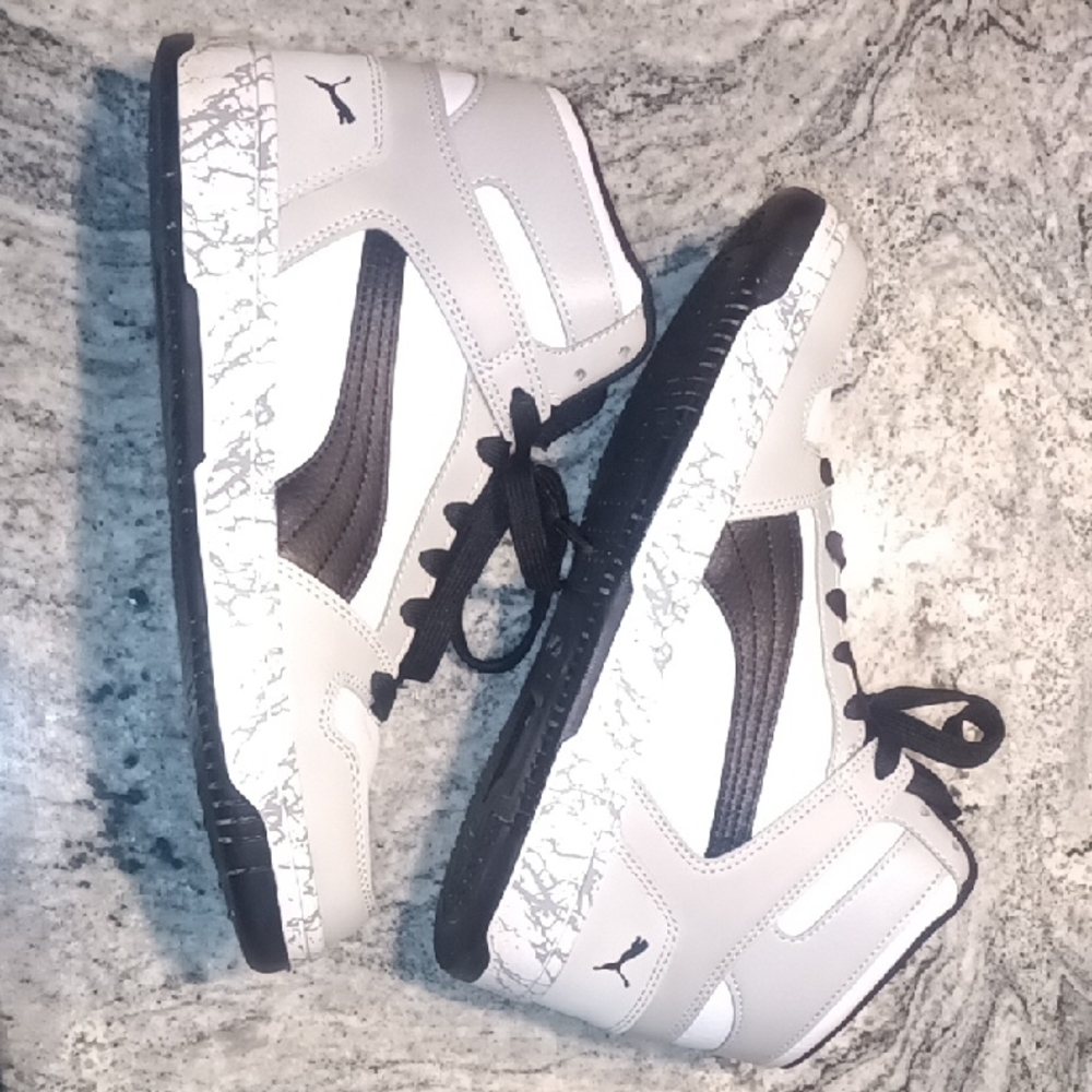 Women's Size 10/ Mens Size 8.5 Black and White Pumas